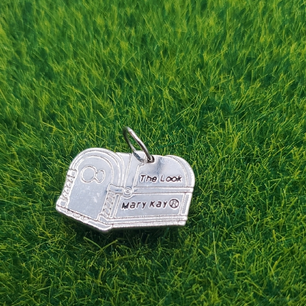 The Look Mary Kay Pendant Collectible P317